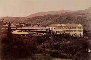 明治２０年に新築された「奈良屋ホテル」（右側）