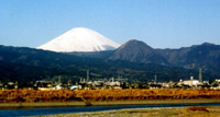 富士山と矢倉岳（右）
