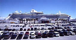 ロサンゼルス港の客船ターミナルと「レディアンスオブザシーズ」