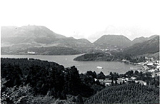 芦ノ湖と駒ヶ岳（左奥）・上二子山（右奥）