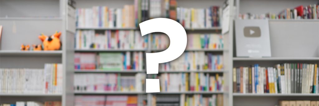 YouTube撮影スタジオのイメージ。グレーの本棚に書籍が並び、ブッコローのぬいぐるみとYouTubeの銀の盾が飾られている。