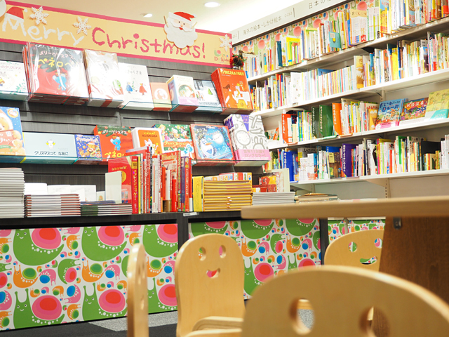 有隣堂 錦糸町テルミナ店の店内にあるDo!kids。絵本コーナーに小さな椅子が設置されている