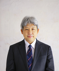 微笑む井庭先生のバストショット