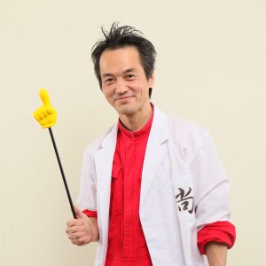 ポケデンの伊藤先生、近影。赤いシャツの上に白衣を羽織ったスタイル。