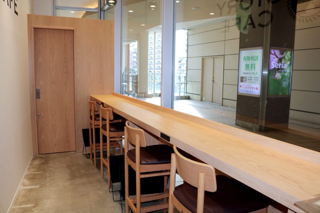 多きなガラス窓に面したカウンター席。側面にコンセントあり。