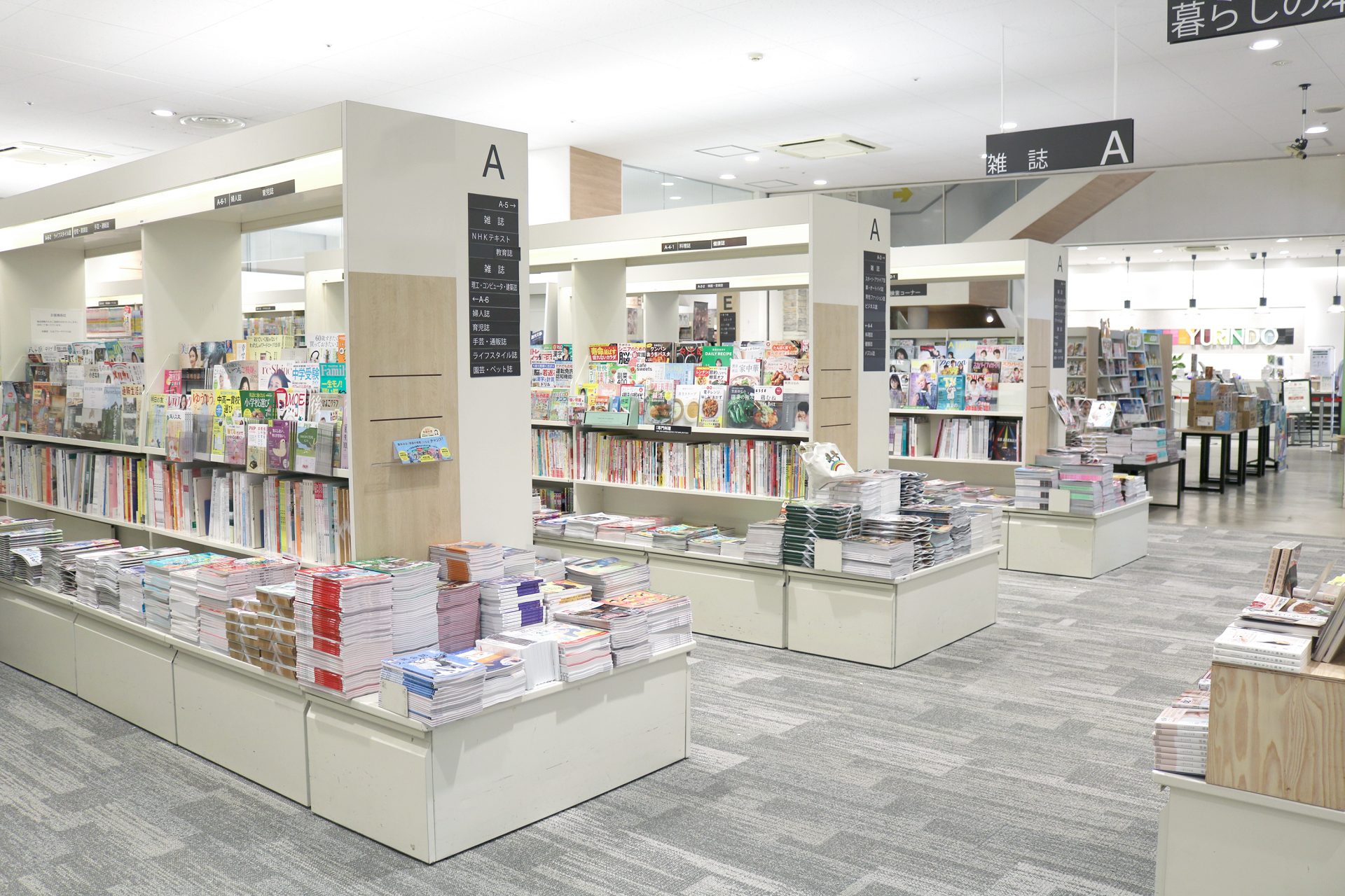 1F雑誌・実用書の売場、背の低い棚に雑誌が並んでいる