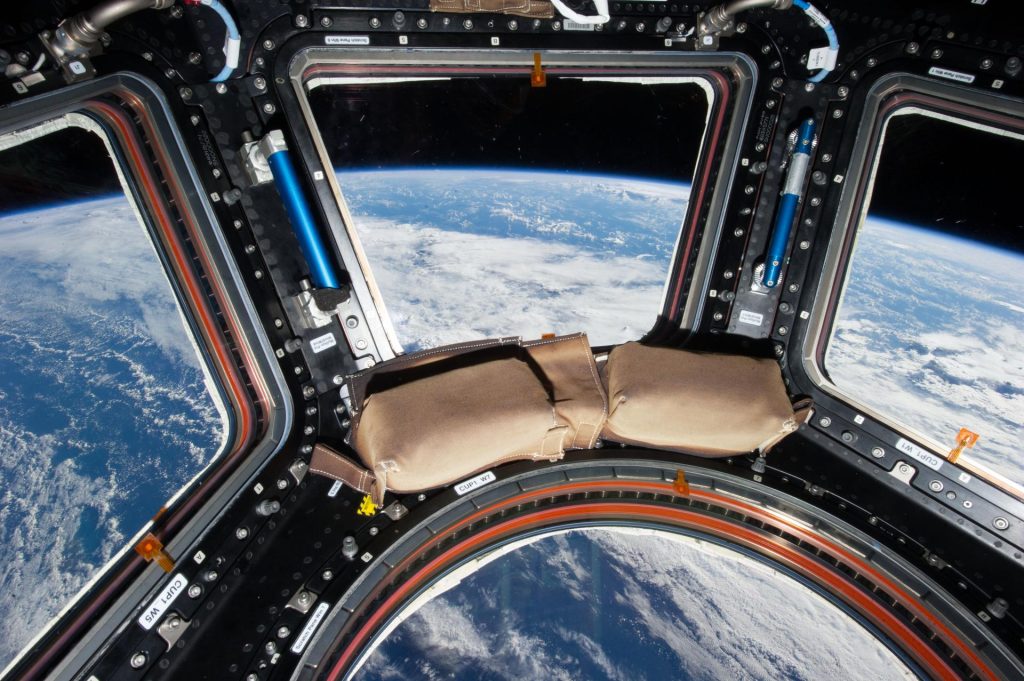 宇宙船から見た宇宙空間の写真