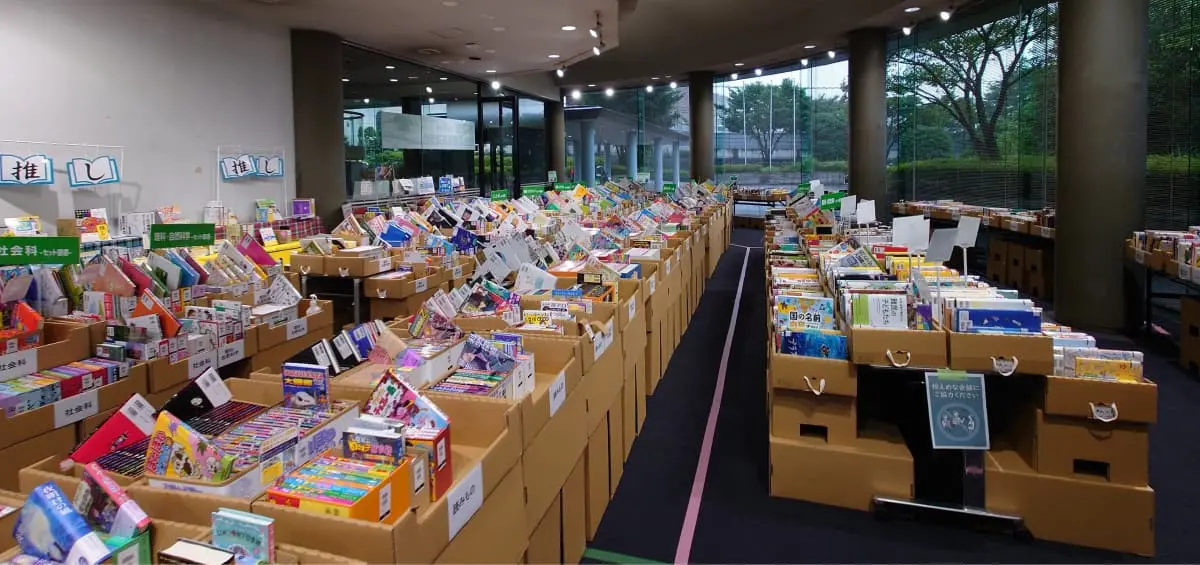 書籍をセッティングしたボックスが広い会場いっぱいに設置されている。
