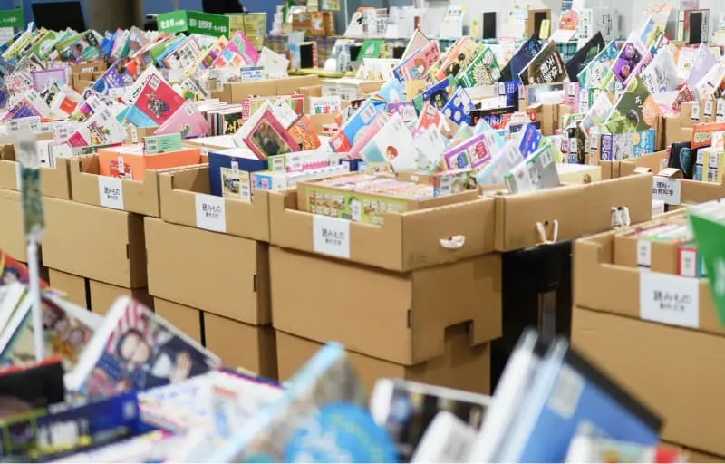 たくさんの書籍が並んでいる様子