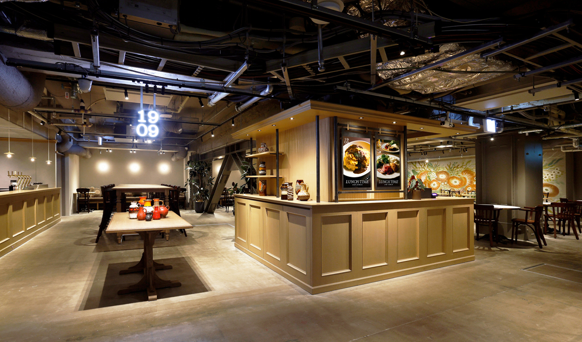 店前の通路から見た1909のネオンサインと写真