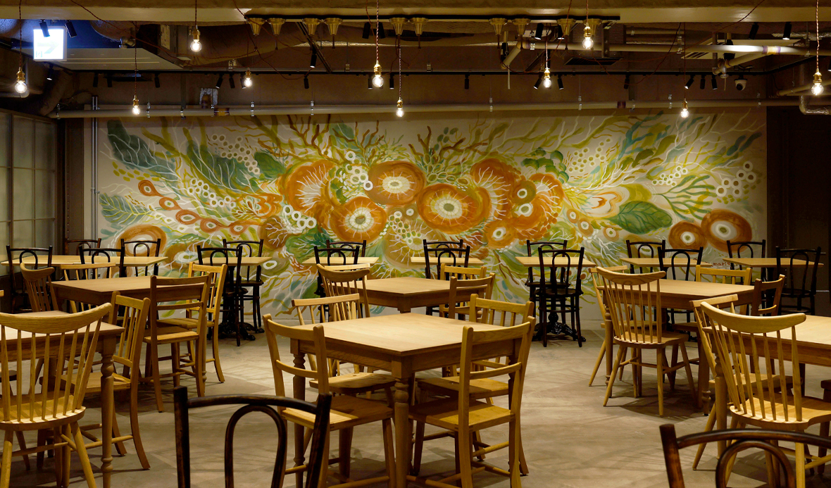 いくらまりえさんの壁画・テーブル席