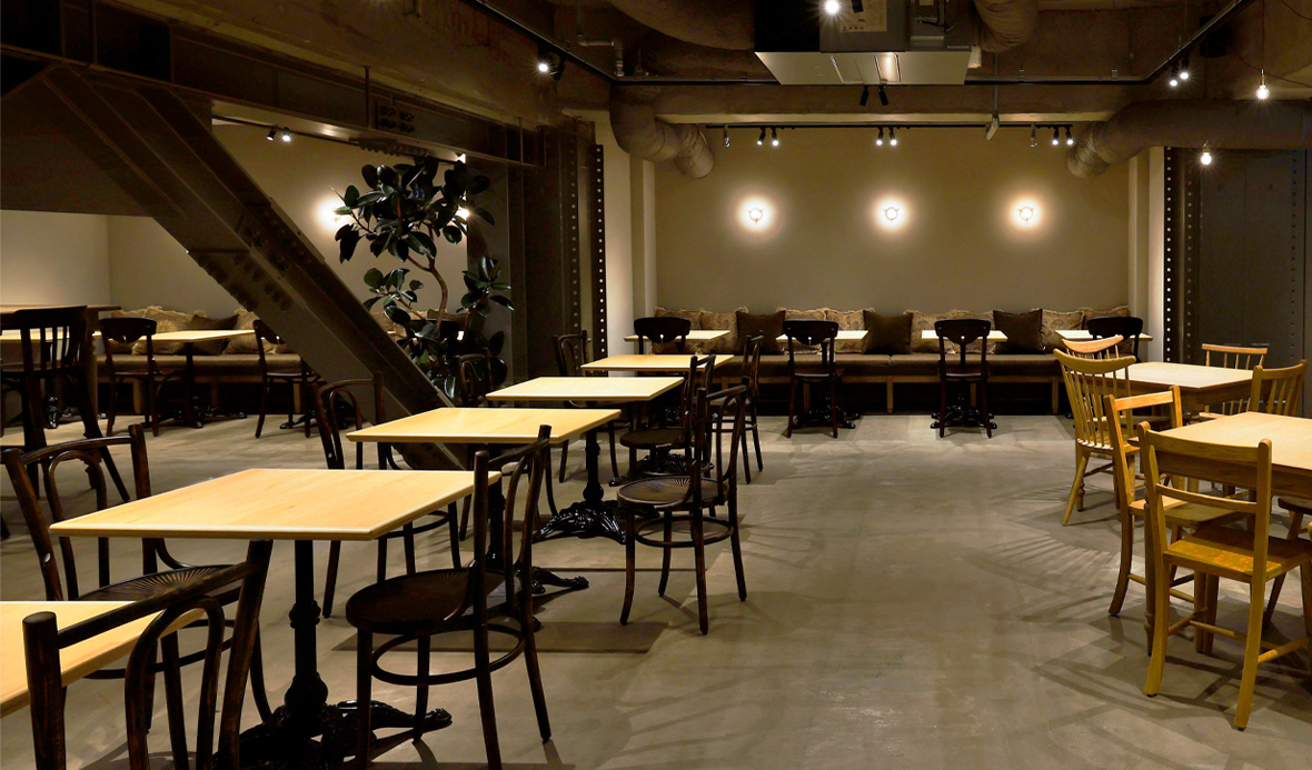 入口側のテーブル席とベンチシート席