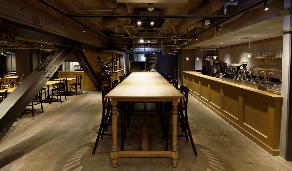 長テーブルとカウンター、ビル基礎の鉄骨の写真