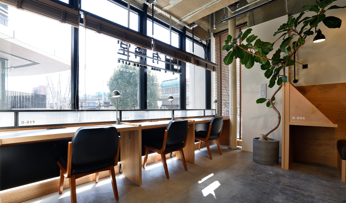 ラウンジエリア窓際の座席