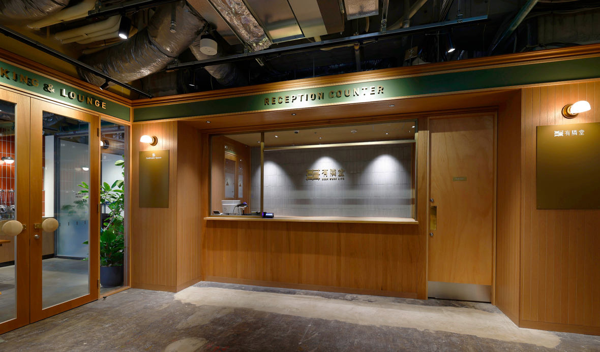 レセプションカウンターと利用者専用の入口