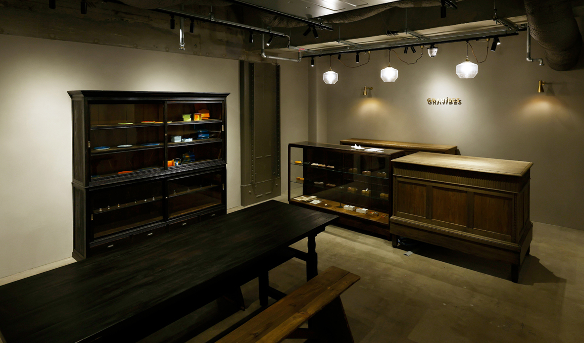 ギャラリー内レジカウンターと作品販売のキャビネット