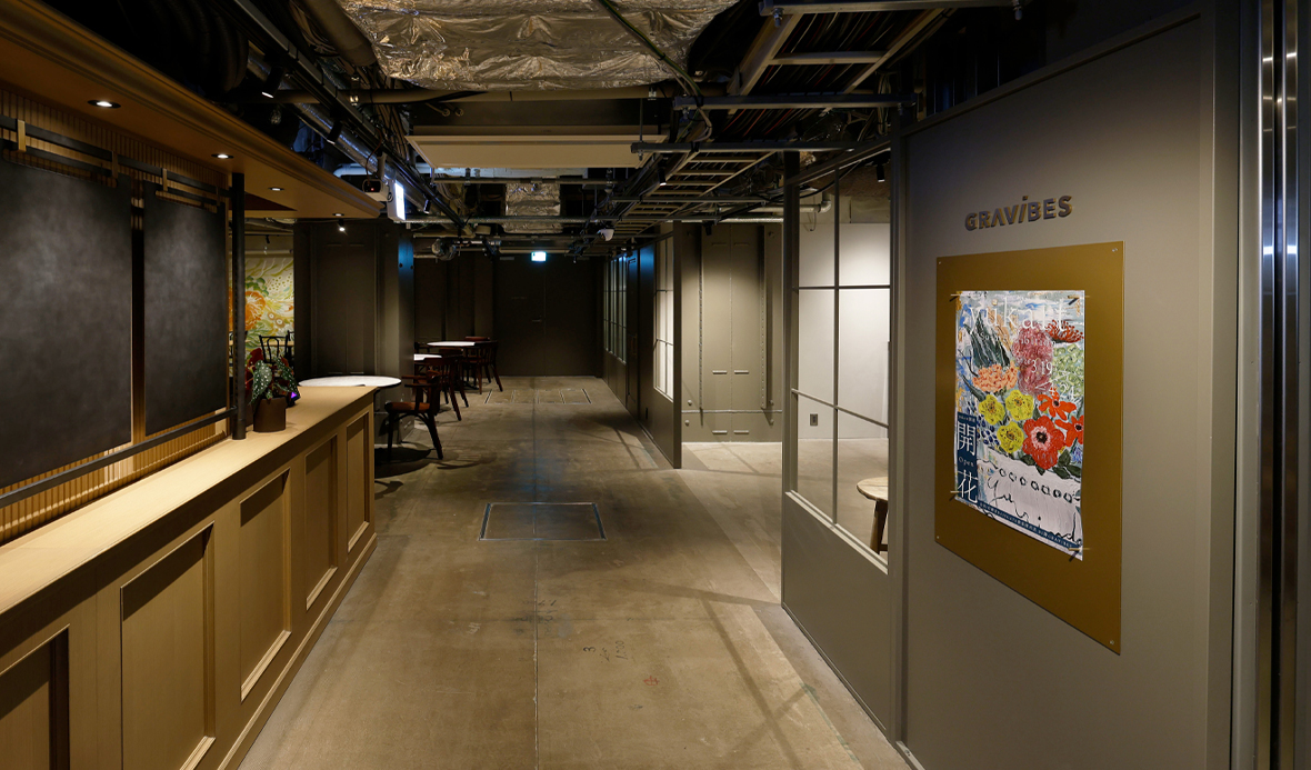 GRAVIBES前の通路の写真、左側は1909