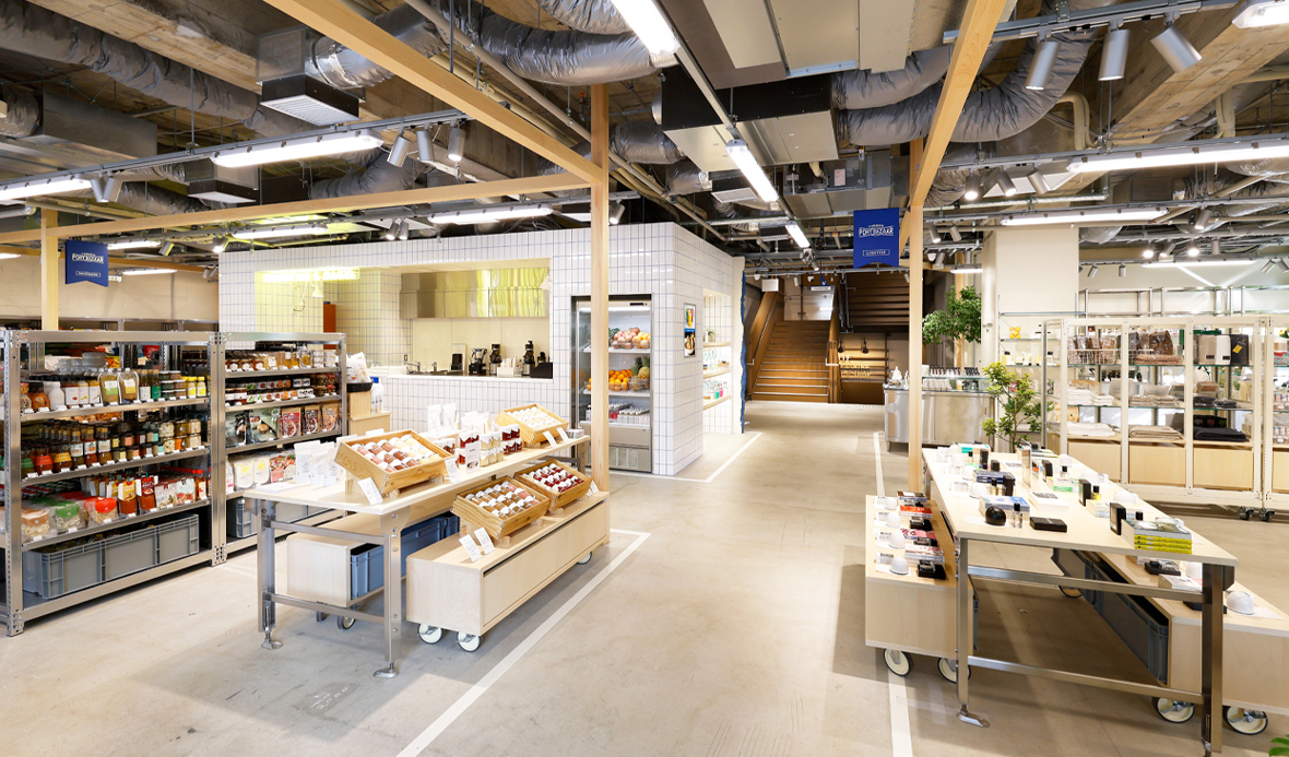 1F入口すぐ、ジューススタンドと食品のエリア