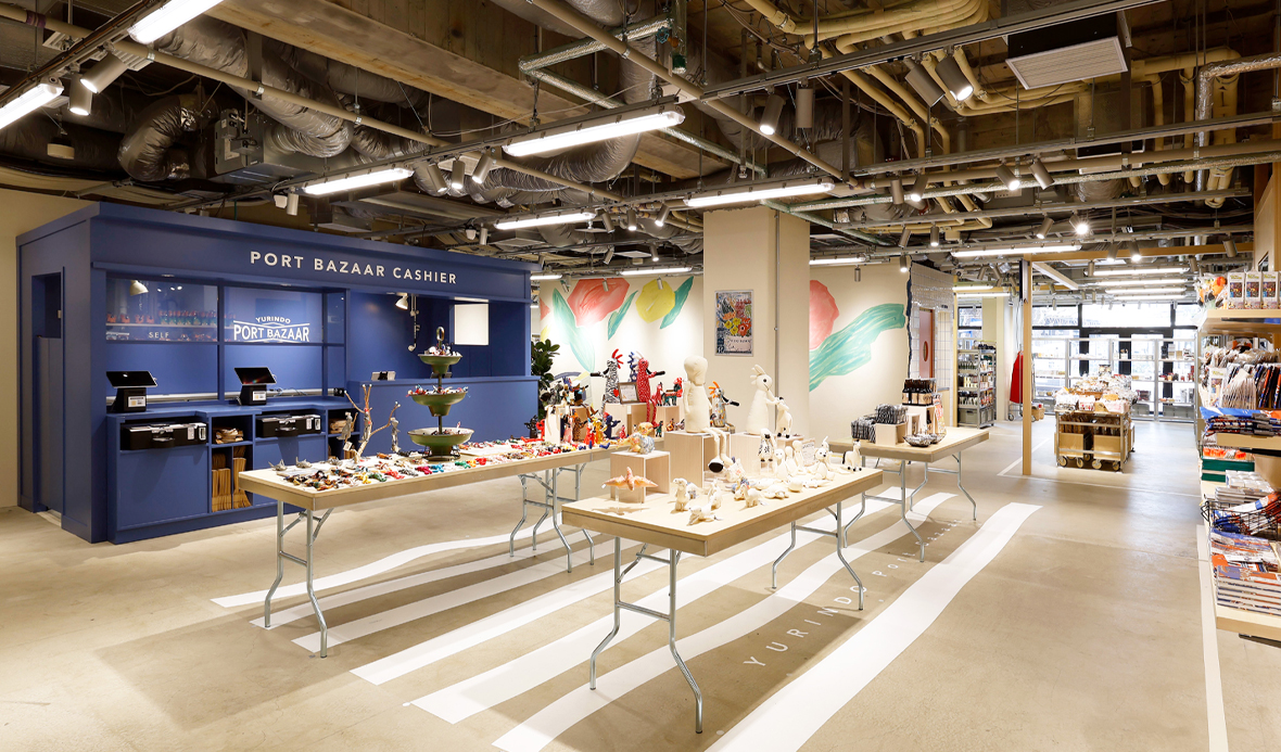 レジカウンターとセルフレジ前の雑貨エリア