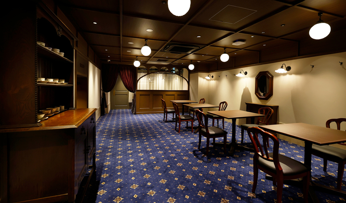 絨毯が敷かれた店内の写真