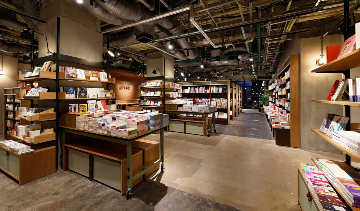 書棚に書籍が並ぶ