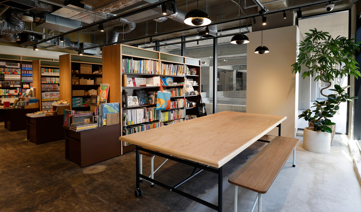 店内奥のワークショップテーブル