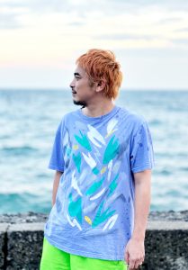 小田さん近影、Tシャツと海