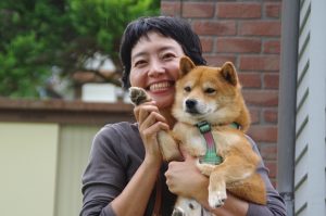 柴犬と一緒のyukartさん近影