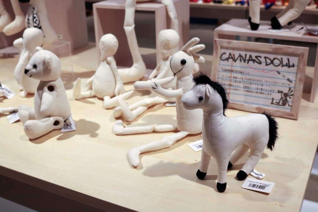 フェアの様子、色が塗られる前の馬