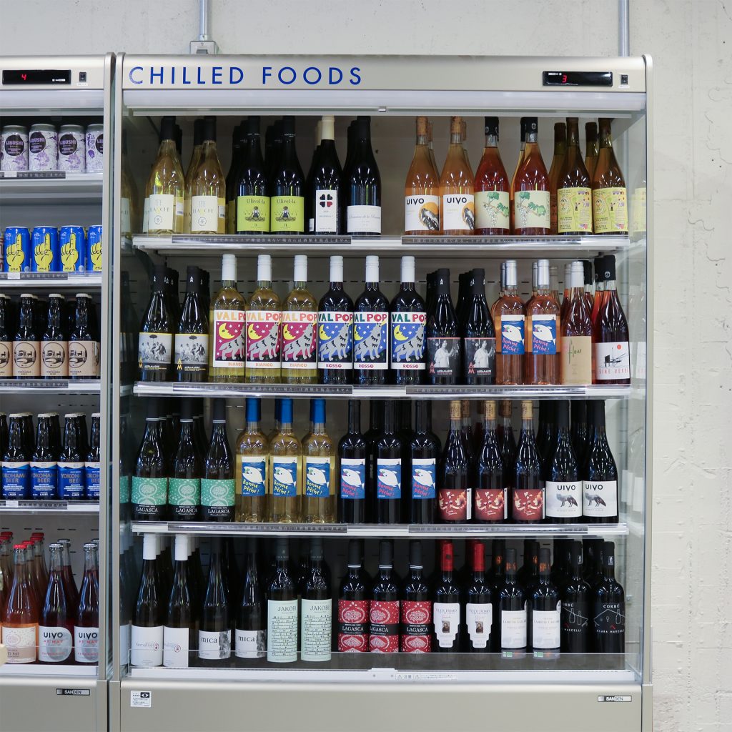 ワインの並ぶ棚