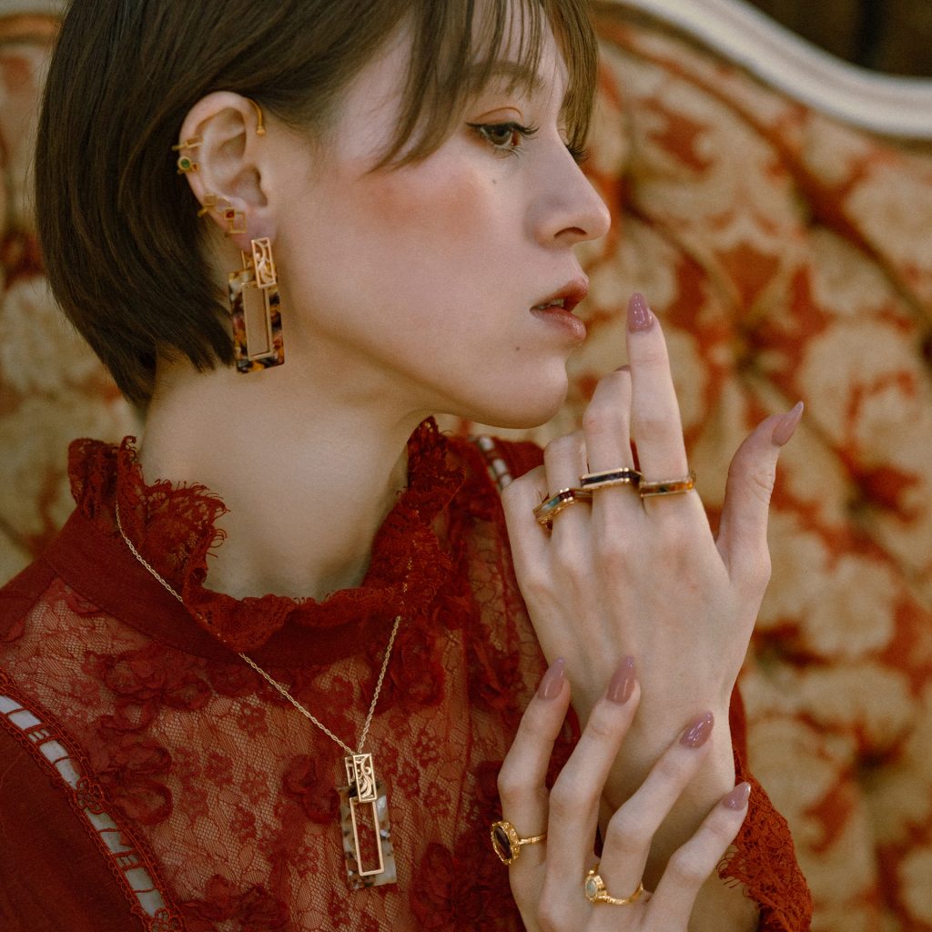 ジュエリーを着けた女性の横顔