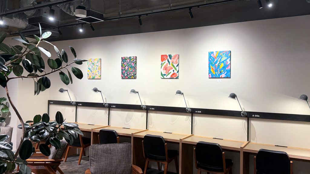 白い壁に小ぶりなキャンバス作品がかけてある