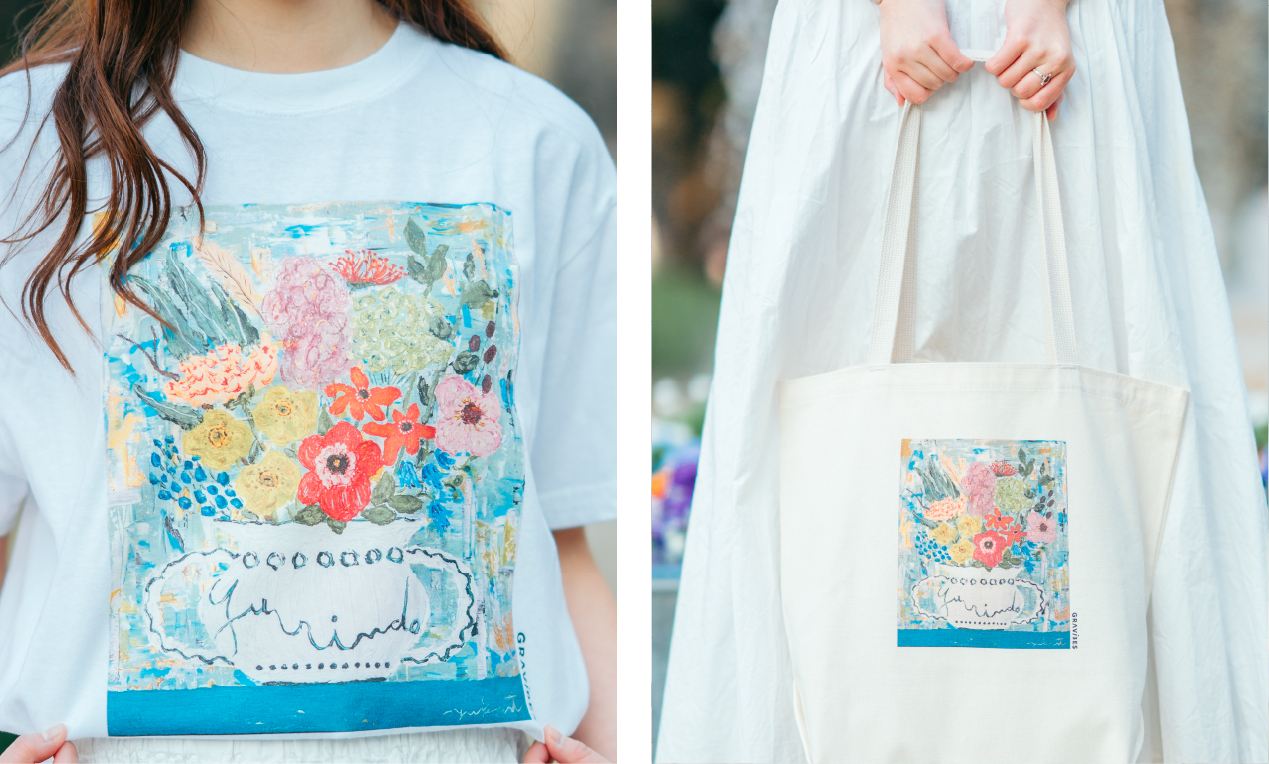 個展キービジュアルの白Tと、同柄トートバッグ