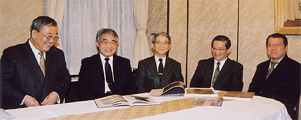 右から鈴木良明氏・永村眞氏・有賀祥隆氏・高橋秀榮氏と松信裕