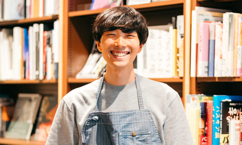 本棚の前に立っている写真