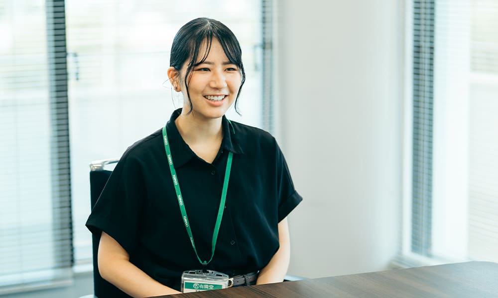 インタビューの様子、会議室