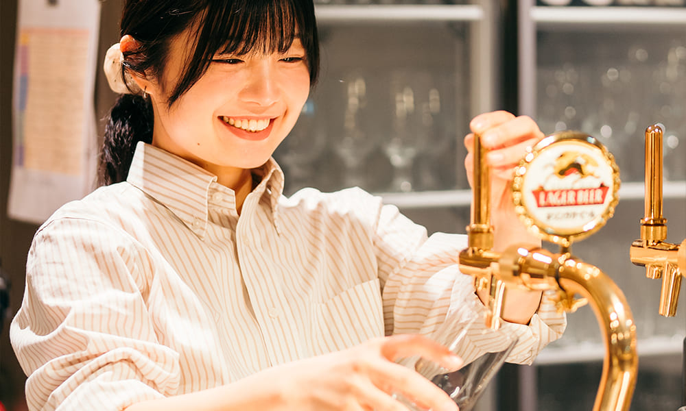 ビールサーバーをあやつる横田さん