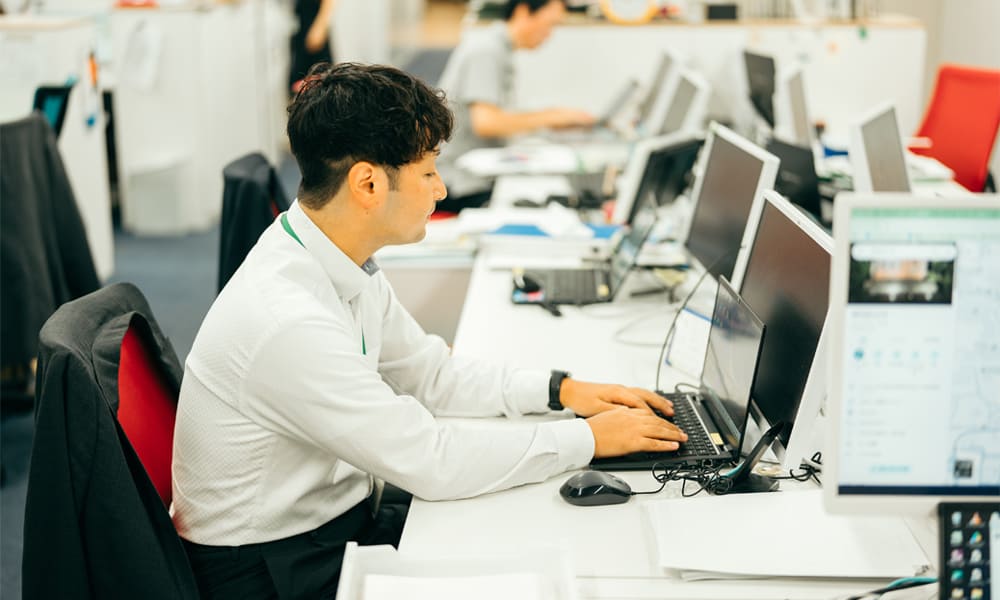 写真、デスクで仕事中