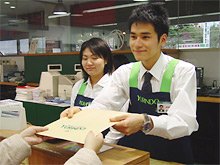 接客の仕事は笑顔が一番!! 