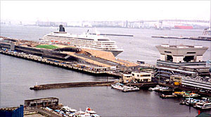 完成間近の大さん橋国際客船ターミナルと「クリスタルハーモニー」