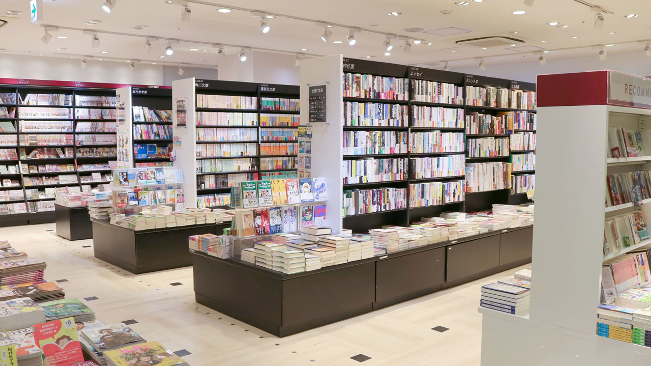 新しい有隣堂ラスカ小田原店の書籍売場。文芸・コミックの棚