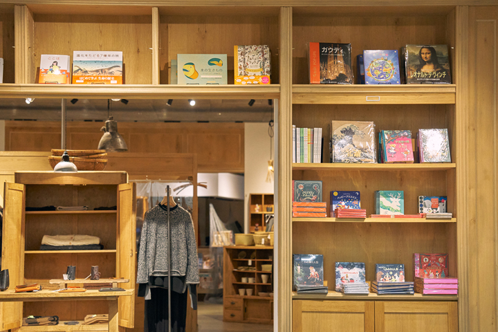 店内中央の店舗「CABINET OF CURIOSITIES」を囲む、背の高い書棚。棚の間が店舗の入口になっています。