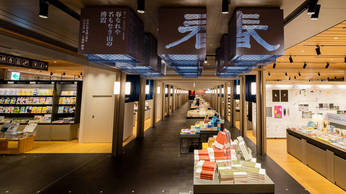 誠品生活日本橋の店内「誠品書店」部分のイメージ。長い直線通路に書籍の詰まれたフェア台が並んでいます。