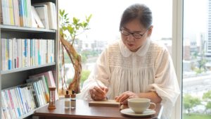 ストヨコ店内、ブラウズとガラスペンを装備した岡﨑さん