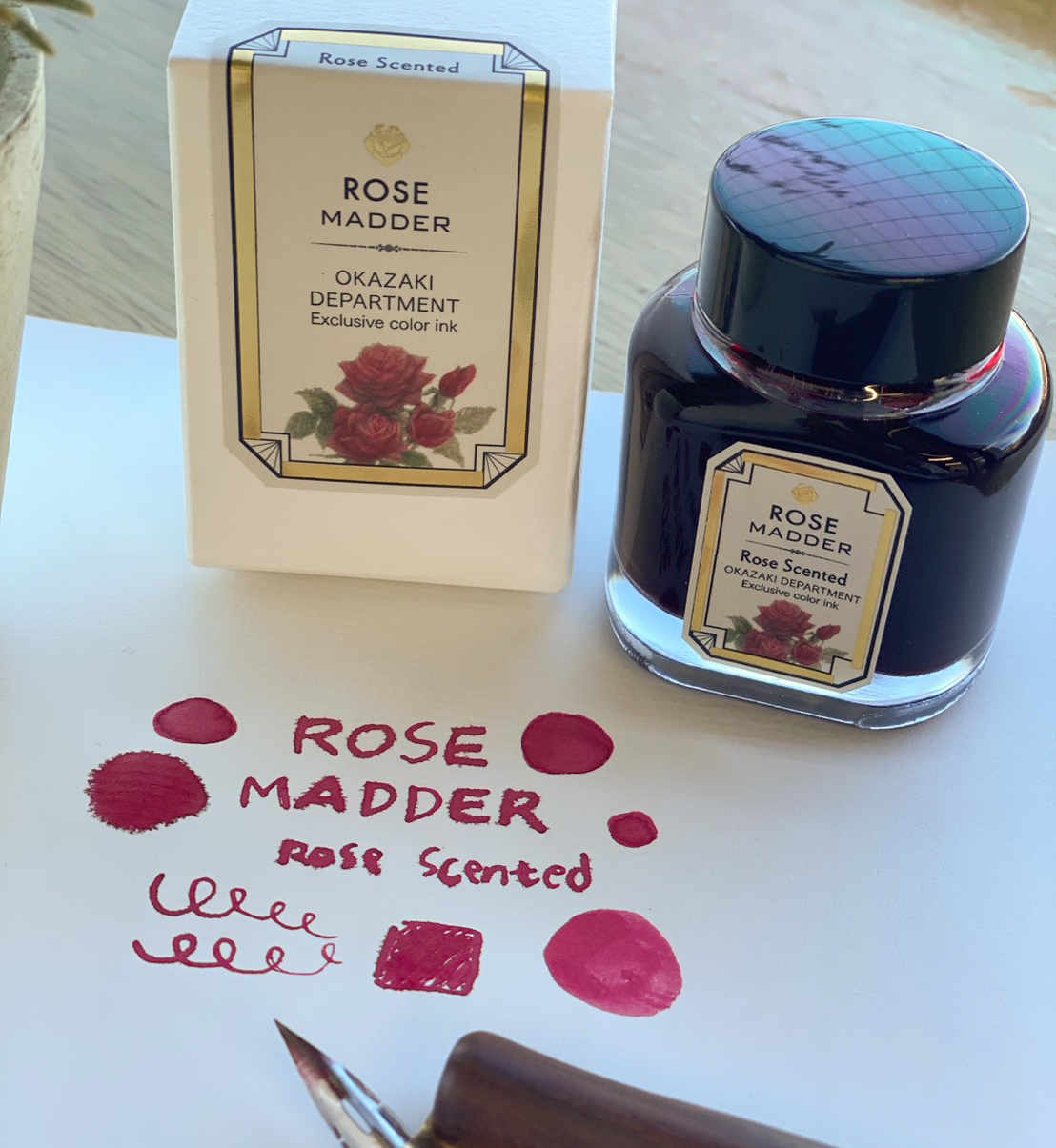 新作インク ローズマダーのボトルと色見本の写真