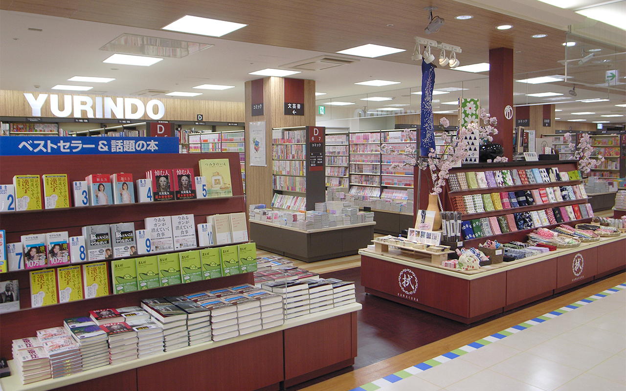 通路沿いから見た店舗。話題の本の棚