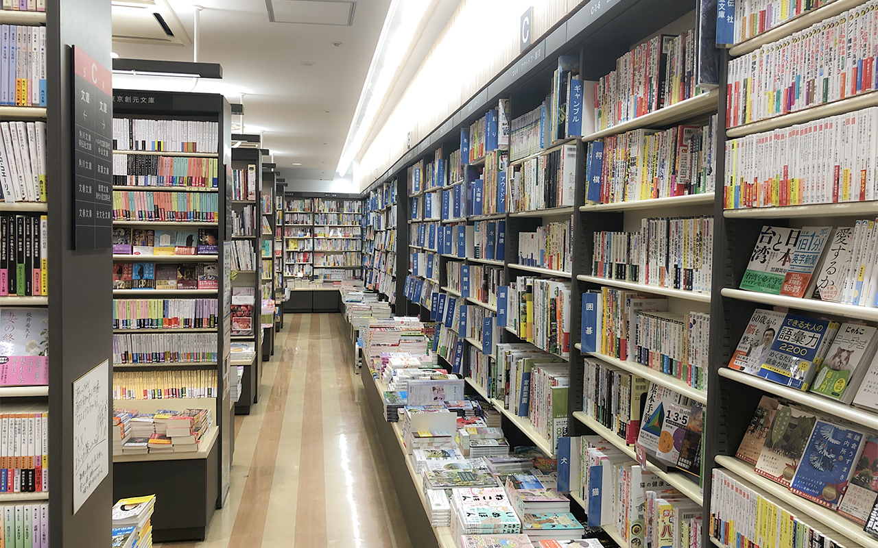 文庫コーナー、壁面とフロア中央の書棚