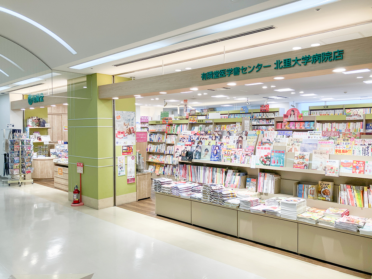 北里大学病院の通路から見た店舗、天井付近に「有隣堂医学書センター 北里大学病院店」