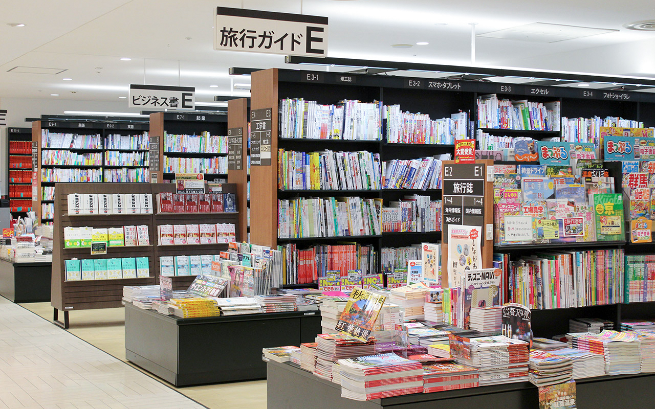 ビジネス書・旅行ガイド、奥に赤本の棚