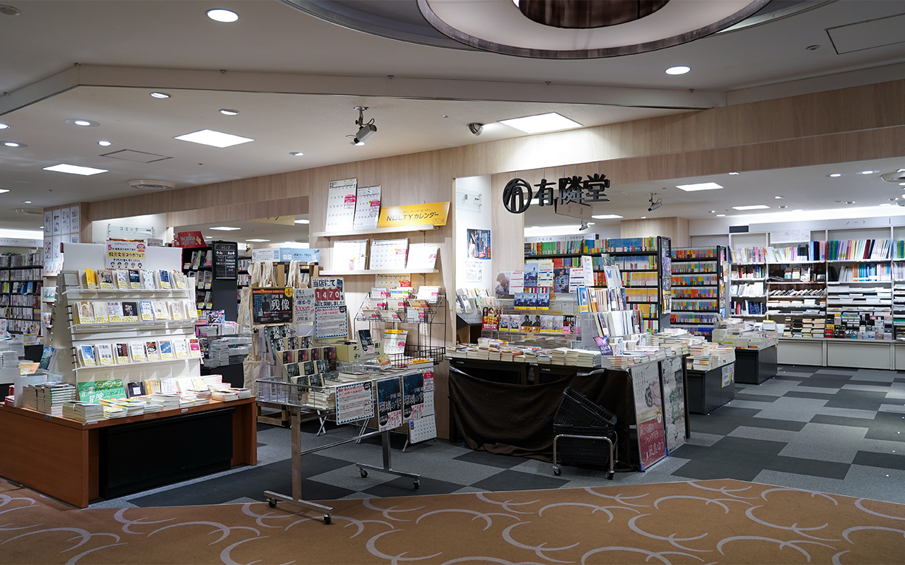 有隣堂 錦糸町テルミナ店の通路沿い入口。話題の本や季節の商品が並ぶ。
